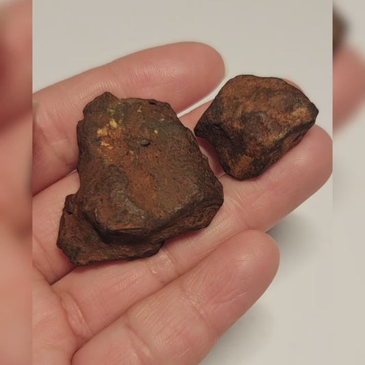 Lot de 2 météorites de fer Gebel Kamil 67 g vidéo 1.
