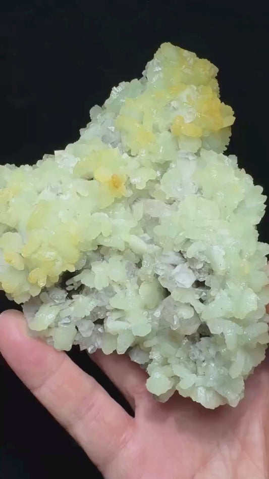 Préhnite vert pâle cristallisée 484 g vidéo.