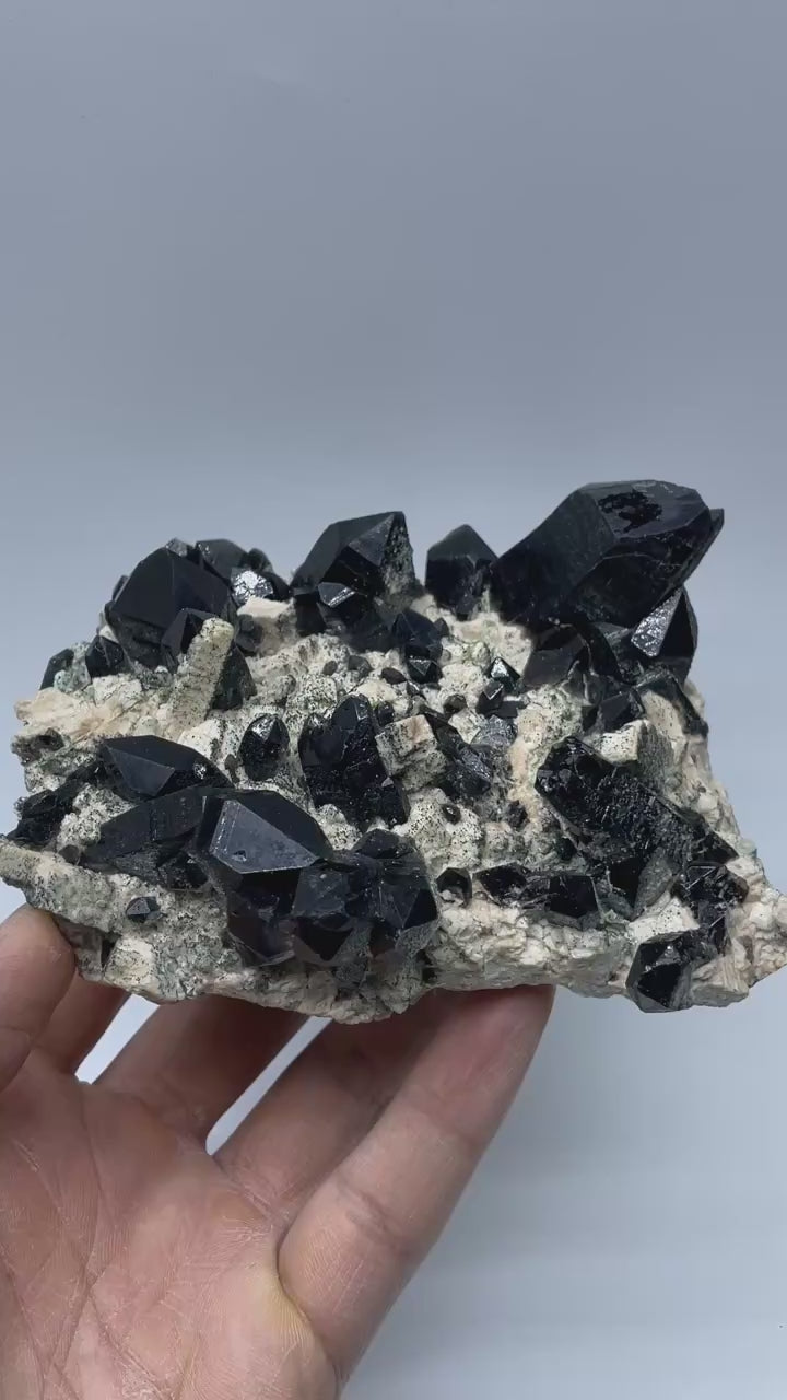 Quartz fumé noir sur feldspath vidéo 1.