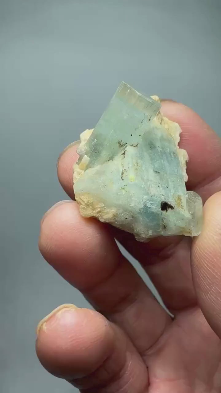 Aigue-marine sur matrice 20 g vidéo.