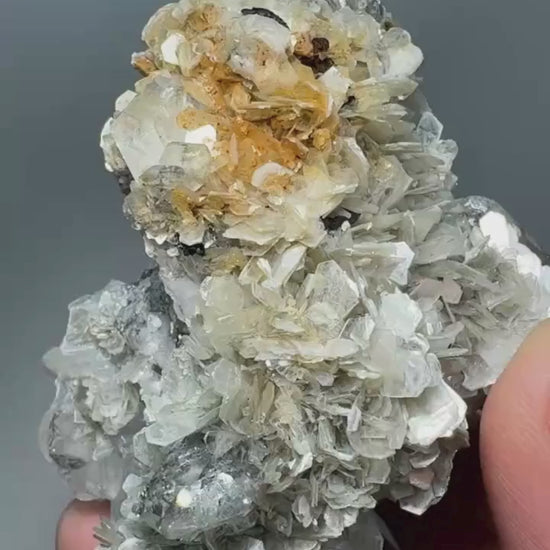 Aigue-marine avec cassitérite et muscovite 123 g vidéo.