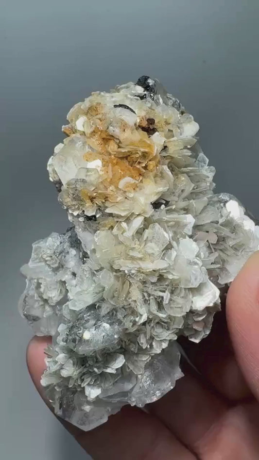 Aigue-marine avec cassitérite et muscovite 123 g vidéo.