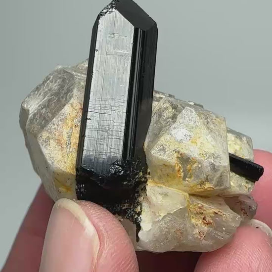 Tourmaline noire (schorl) sur feldspath vidéo 1.