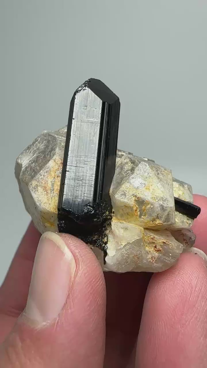 Tourmaline noire (schorl) sur feldspath vidéo 1.