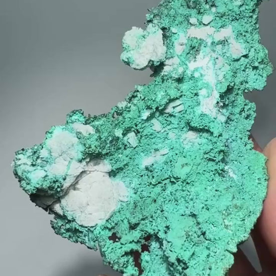 Chrysocolle avec malachite sur matrice 125 g vidéo.