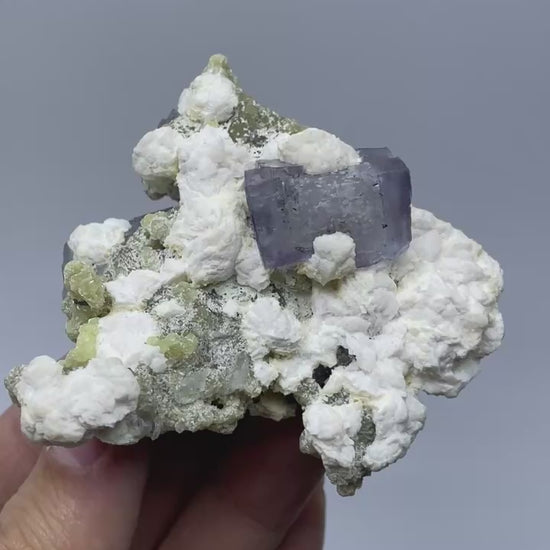 Fluorite violette avec mica sur matrice.