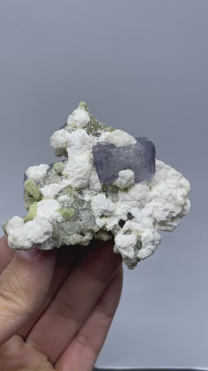 Fluorite violette avec mica sur matrice.