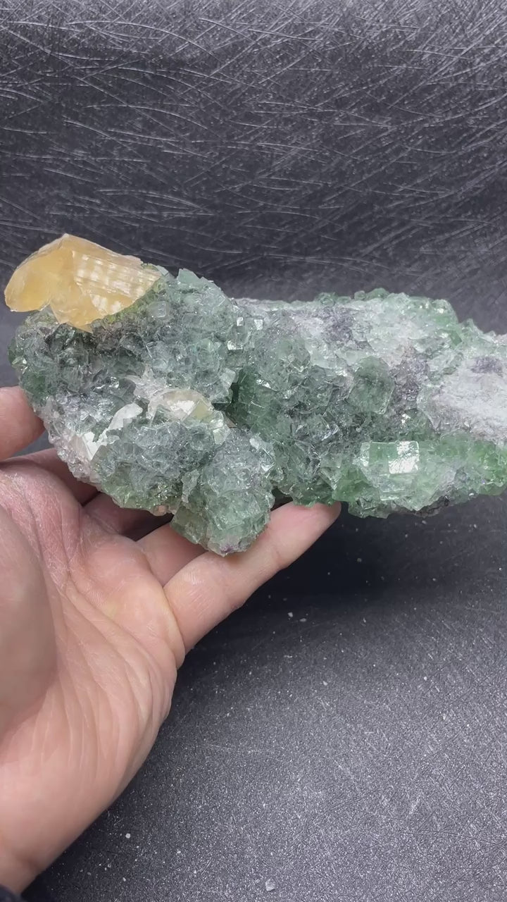 Fluorite verte et barytine sur matrice vidéo 1.