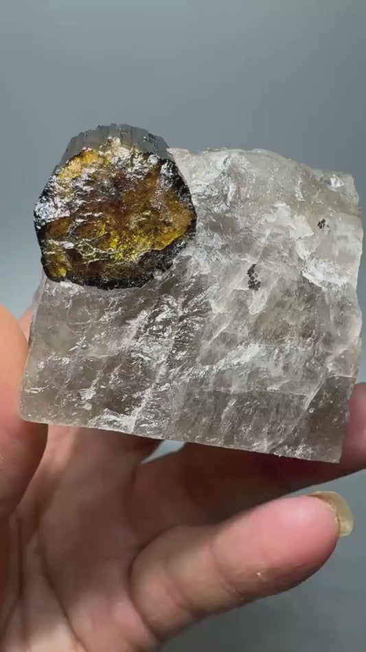 Tourmaline verte avec quartz hyalin 146 g