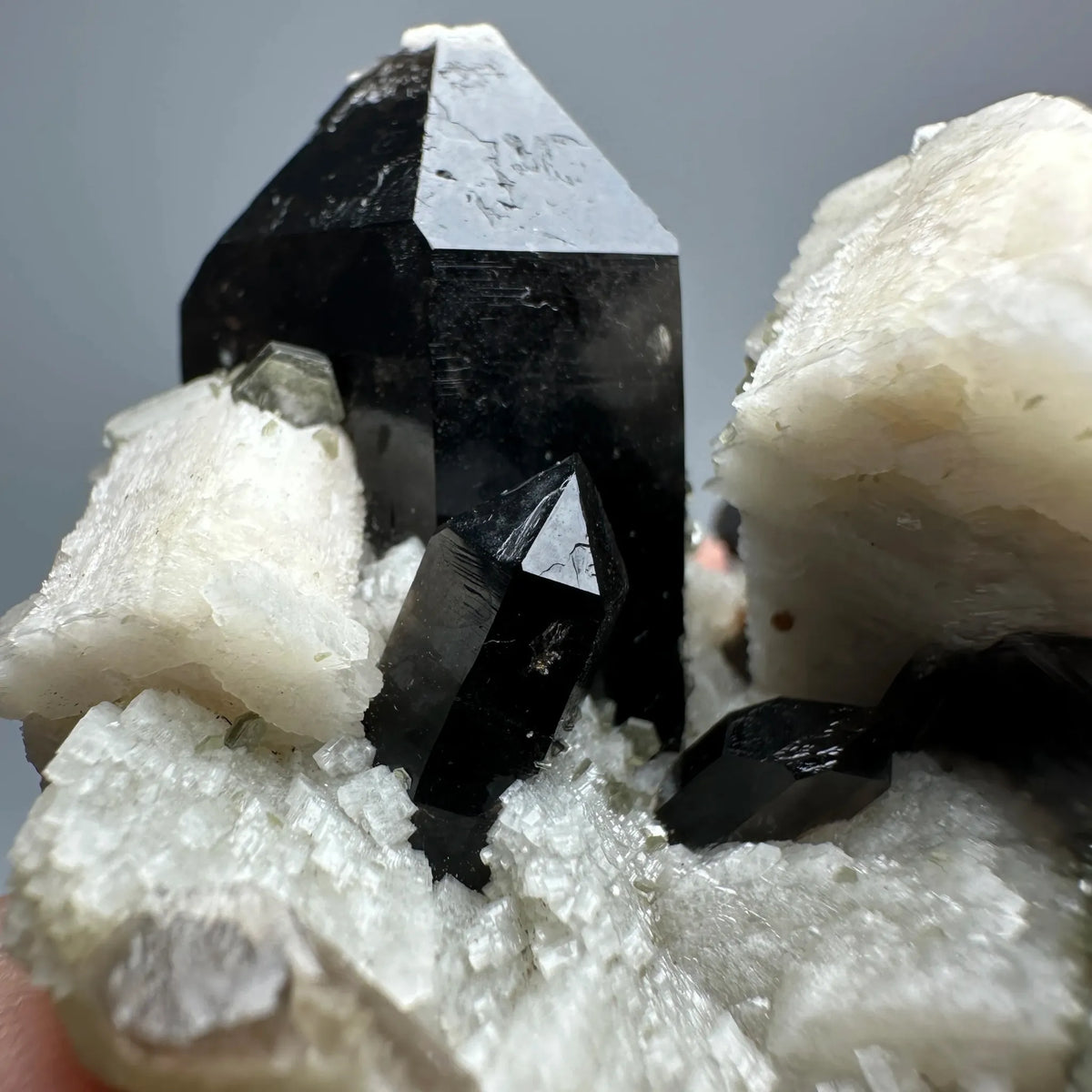 Quartz fumé morion avec feldspath et mica 35 g photo 1.