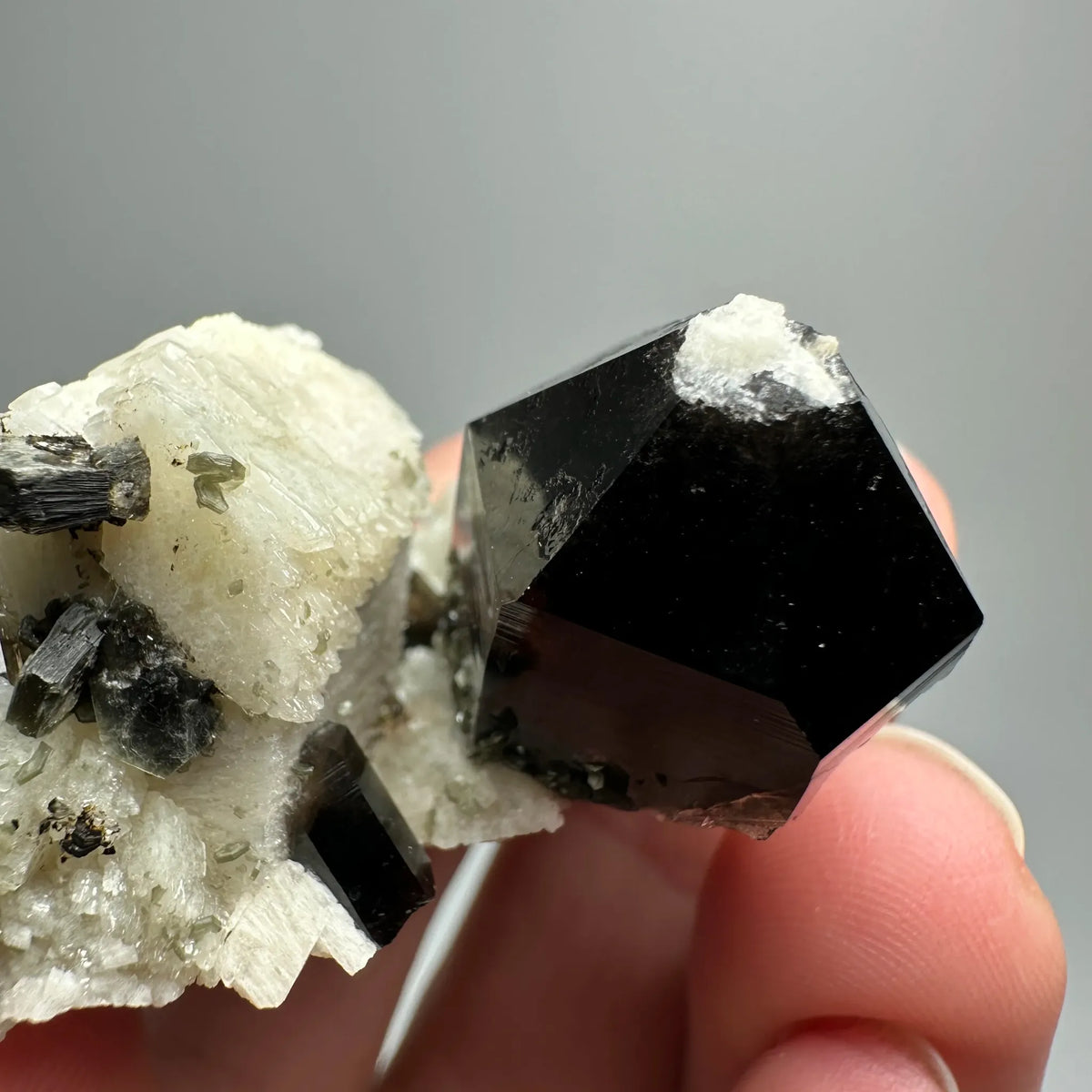 Quartz fumé morion avec feldspath et mica 35 g photo 2.