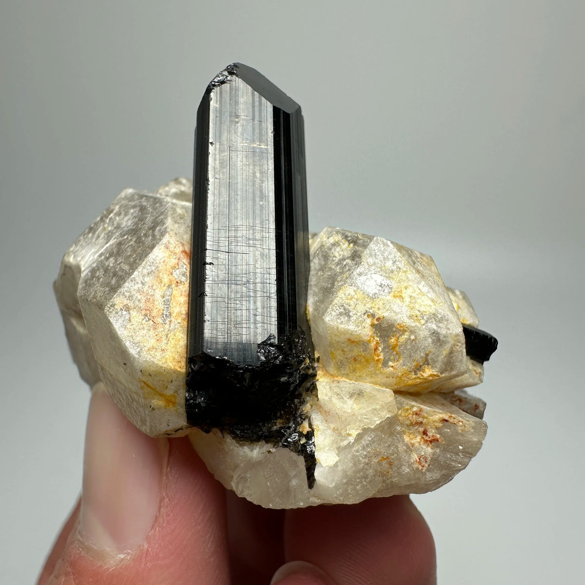 Tourmaline noire (schorl) sur feldspath 69 g photo 1.