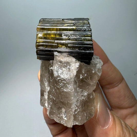 Tourmaline verte avec quartz hyalin 146 g photo 1.