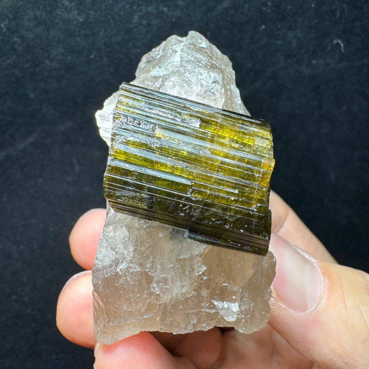Tourmaline verte avec quartz hyalin 146 g photo 3.