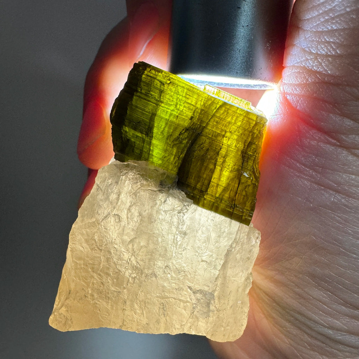 Tourmaline verte avec quartz hyalin 146 g photo 4.